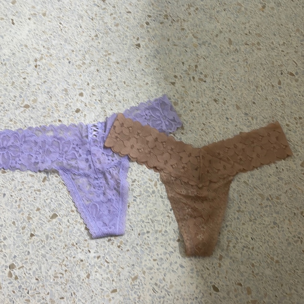 VS  M thong string panties